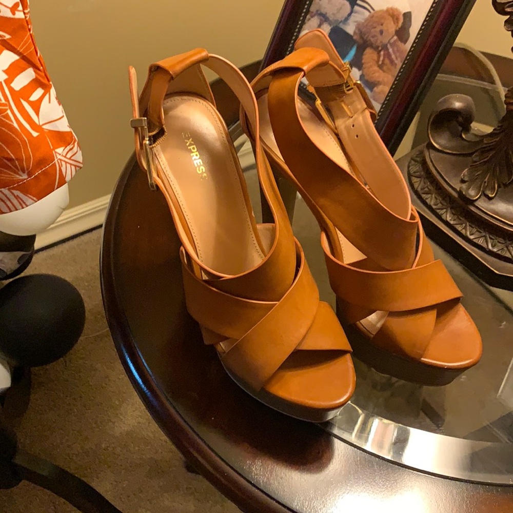 Beautiful strappy sandal Sz 7. Never worn before